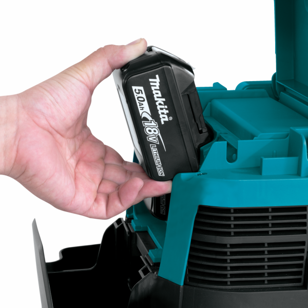 Makita_XCV22PTU_Feature_Shot(battery_installation).png